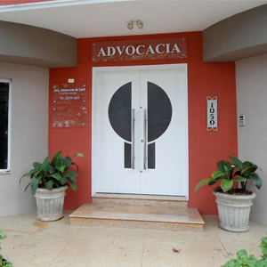As plantas na entrada do escritório de Sertãozinho/SP enfeitam a simpática fachada da banca. 