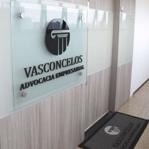 Em sala empresarial, o escritório de Fortaleza/CE se destaca pelos elegantes detalhes em sua entrada. 