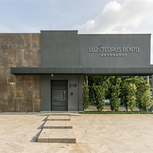 Como um belo cartão de visita, a fachada do escritório de Campinas/SP impressiona pelo toque de sofisticação e arquitetura arrojada, combinando texturas diferentes na sua composição. 