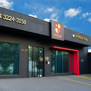 A combinação das cores - preta e vermelha - confere à fachada do escritório de Bauru/SP modernidade e sofisticação. 