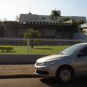 Um amplo gramado na frente do escritório de Campo Mourão/PR ornamenta a fachada da banca. 
