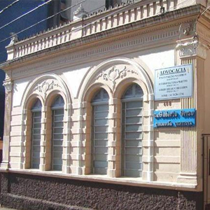 Localizada no centro de Jaú/SP, a banca se destaca pelo estilo clássico, notado nas colunas greco-romanas.