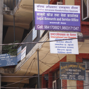 A construção inacabada em Katmandu/Nepal abriga vários escritórios de advocacia, como revelam as placas fixadas na sacada.