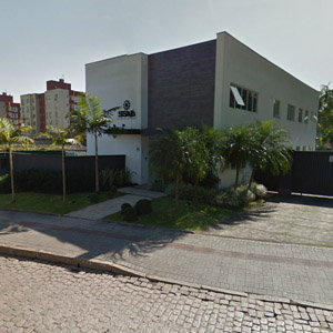 As palmeiras adornam a frente da fachada do escritório de Joinville/SC. 