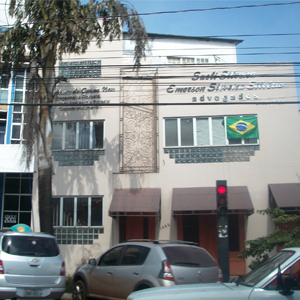 Um painel de ferro com arabescos decora a fachada da banca de Cuiabá/MT. 