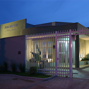 Com um recorte arquitetônico moderno, a banca mineira de Uberaba é iluminada por um jogo de luzes.