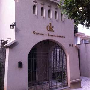 No centro de Ribeirão Preto/SP, o escritório chama atenção pelo portão arqueado de ferro lembrando o estilo medieval. 