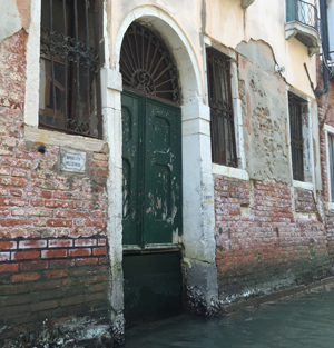 Os tijolos que revestem toda a fachada do escritório em Veneza/Itália, proporcionam um ar rústico à banca. 