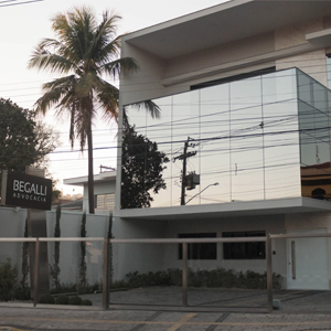 A fachada espelhada do escritório reflete a paisagem urbana da capital da porcelana Pedreira/SP.
