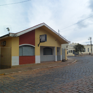 Na entrada principal da pacata Cabo Verde/MG nota-se o escritório em frente a larga rua deserta em um domingo.