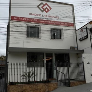 Em Rio Bonito/RJ, a fachada clean do escritório é realçada pela moderna logomarca.